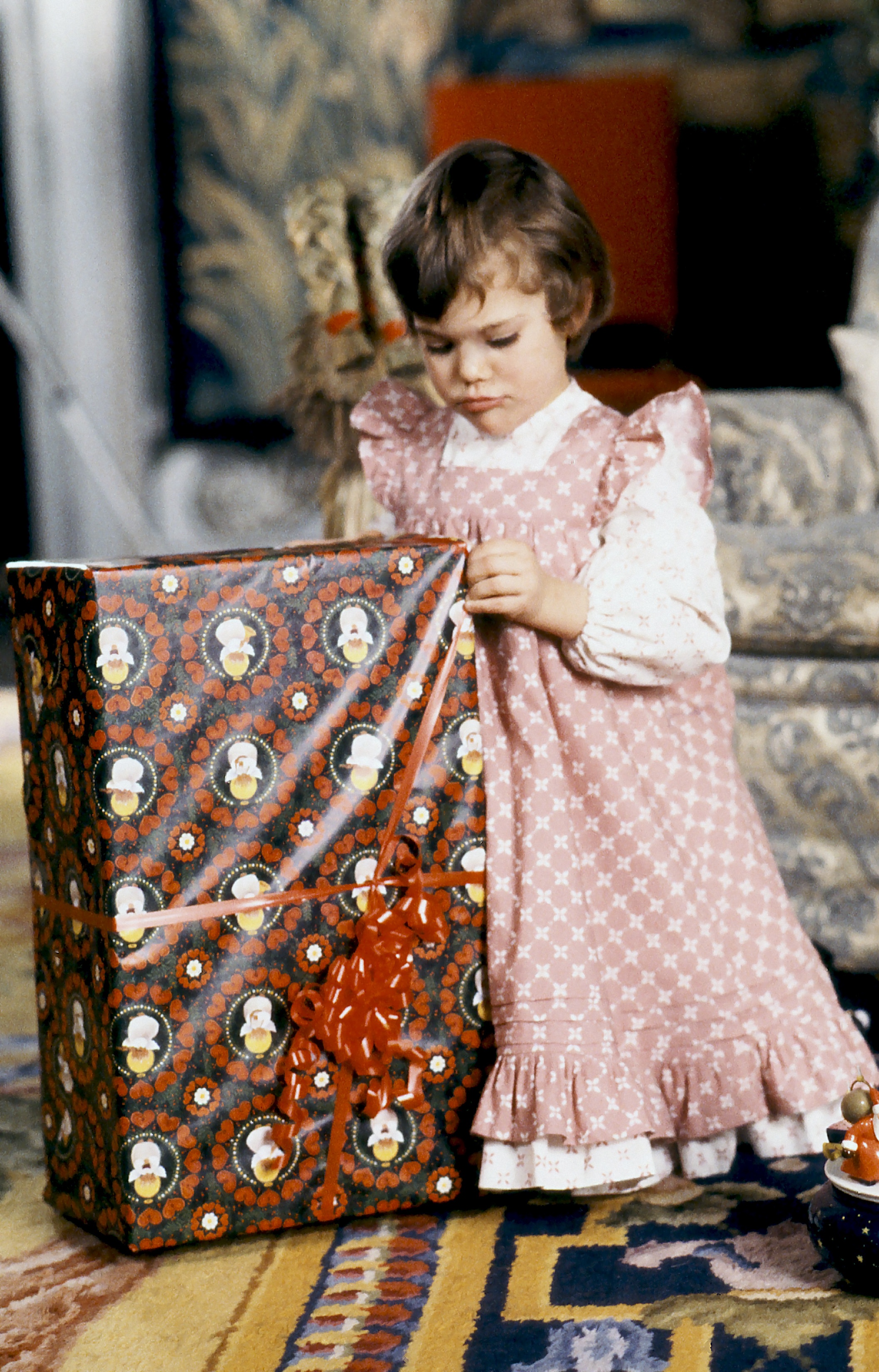 1981. Kronprinsessan Victoria öppnar julklappar. 1981. Kronprinsessan Victoria öppnar julklappar.